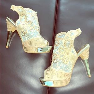 Beautiful Gold Glamorous Pumps